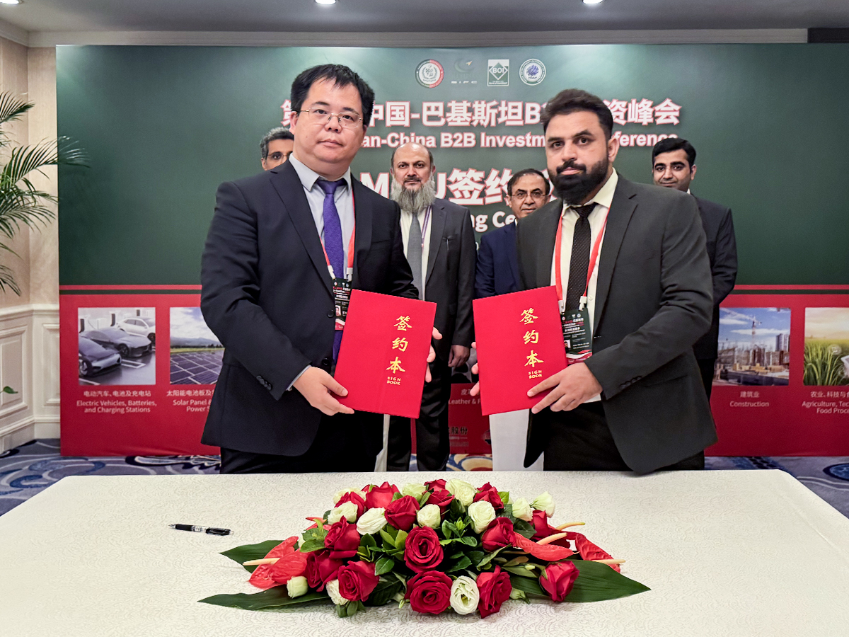 海杰亞“康博刀”首入巴基斯坦并完成裝機(jī)，巴總理見證“一帶一路”醫(yī)療合作成果